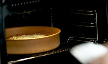 Cargar imagen en el visor de la galería, NEWARE Terracotta SMALL Baking Pan 11&quot; Oven safe/ Bandeja CHICA para hornear de 11&quot;
